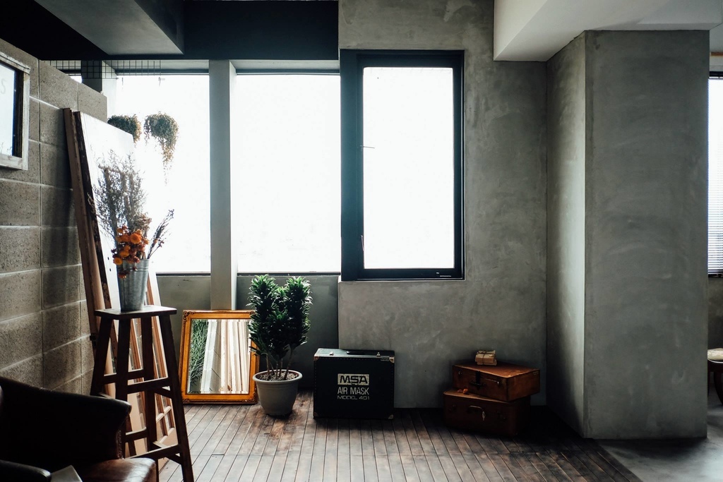 今天棚裡又來了位很討喜的藝人,鬼鬼!!   謝謝她把Motion Extensity 當作自已家 玩的很開心,也讓ME的氣氛high到不行  她還現場來了一段直播  想感受一下開心氣氛的朋友可以看一下喔!!點我點我 但今天還是要先介紹下一個台北婚紗攝影棚景  M6 灰牆  這也是ME 攝影棚的相當有復古味道的一個空間 這次的照片很多喔!!!  因為傢俱擺設一下,風格又大大的不同  可以多參考喔!!!   這個景也是line TV 同樂會 裡面的其中一個臥客喔!!!