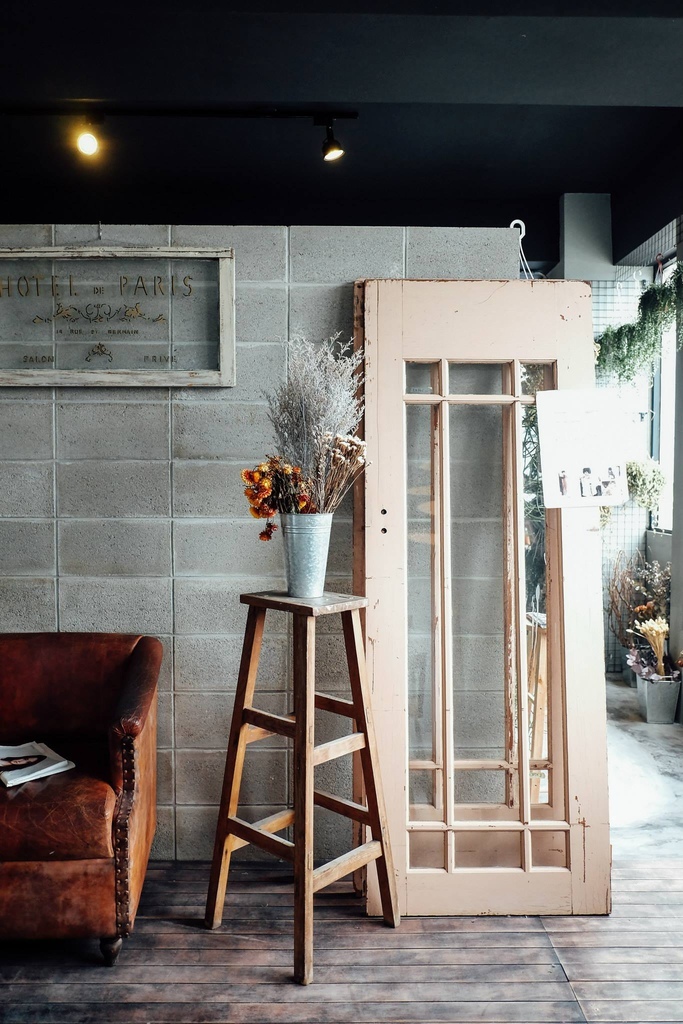 今天棚裡又來了位很討喜的藝人,鬼鬼!! 謝謝她把Motion Extensity 當作自已家 玩的很開心,也讓ME的氣氛high到不行 她還現場來了一段直播 想感受一下開心氣氛的朋友可以看一下喔!!點我點我 但今天還是要先介紹下一個台北婚紗攝影棚景 M6 灰牆 這也是ME 攝影棚的相當有復古味道的一個空間 這次的照片很多喔!!! 因為傢俱擺設一下,風格又大大的不同 可以多參考喔!!! 這個景也是line TV 同樂會 裡面的其中一個臥客喔!!! 今天棚裡又來了位很討喜的藝人,鬼鬼!! 謝謝她把Motion Extensity 當作自已家 玩的很開心,也讓ME的氣氛high到不行 她還現場來了一段直播 想感受一下開心氣氛的朋友可以看一下喔!!點我點我 但今天還是要先介紹下一個台北婚紗攝影棚景 M6 灰牆 這也是ME 攝影棚的相當有復古味道的一個空間 這次的照片很多喔!!! 因為傢俱擺設一下,風格又大大的不同 可以多參考喔!!! 這個景也是line TV 同樂會 裡面的其中一個臥客喔!!!