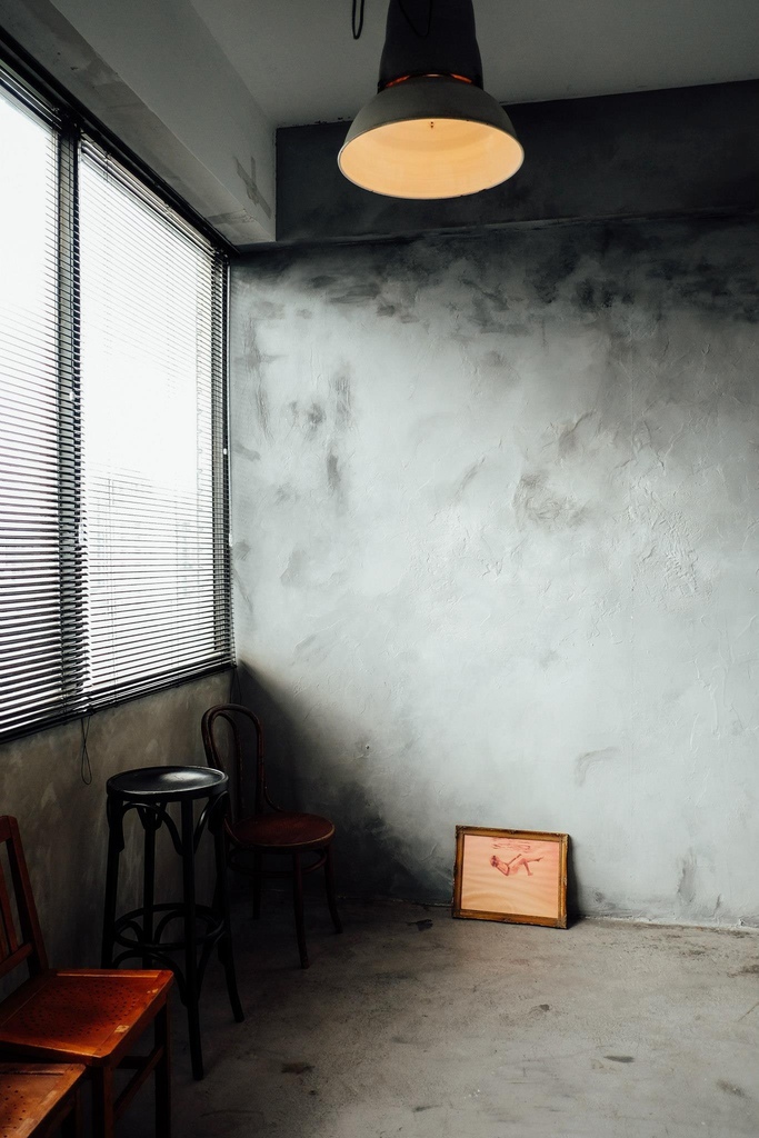 今天棚裡又來了位很討喜的藝人,鬼鬼!!   謝謝她把Motion Extensity 當作自已家 玩的很開心,也讓ME的氣氛high到不行  她還現場來了一段直播  想感受一下開心氣氛的朋友可以看一下喔!!點我點我 但今天還是要先介紹下一個台北婚紗攝影棚景  M6 灰牆  這也是ME 攝影棚的相當有復古味道的一個空間 這次的照片很多喔!!!  因為傢俱擺設一下,風格又大大的不同  可以多參考喔!!!   這個景也是line TV 同樂會 裡面的其中一個臥客喔!!!