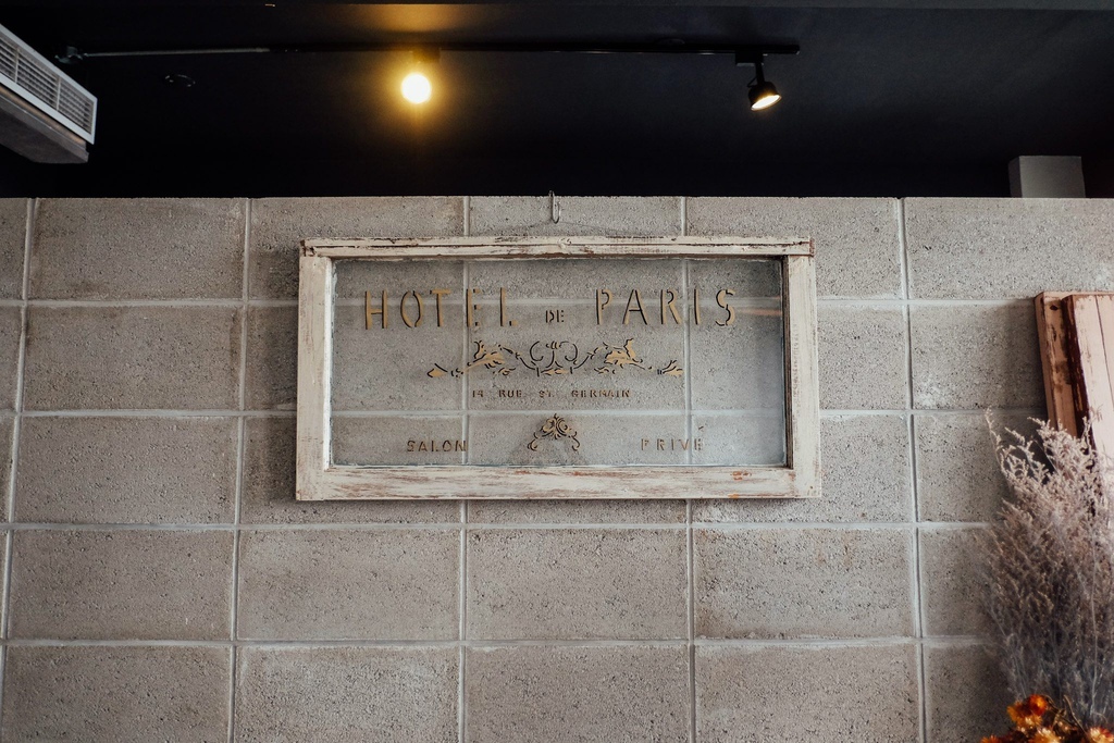 今天棚裡又來了位很討喜的藝人,鬼鬼!!   謝謝她把Motion Extensity 當作自已家 玩的很開心,也讓ME的氣氛high到不行  她還現場來了一段直播  想感受一下開心氣氛的朋友可以看一下喔!!點我點我 但今天還是要先介紹下一個台北婚紗攝影棚景  M6 灰牆  這也是ME 攝影棚的相當有復古味道的一個空間 這次的照片很多喔!!!  因為傢俱擺設一下,風格又大大的不同  可以多參考喔!!!   這個景也是line TV 同樂會 裡面的其中一個臥客喔!!!