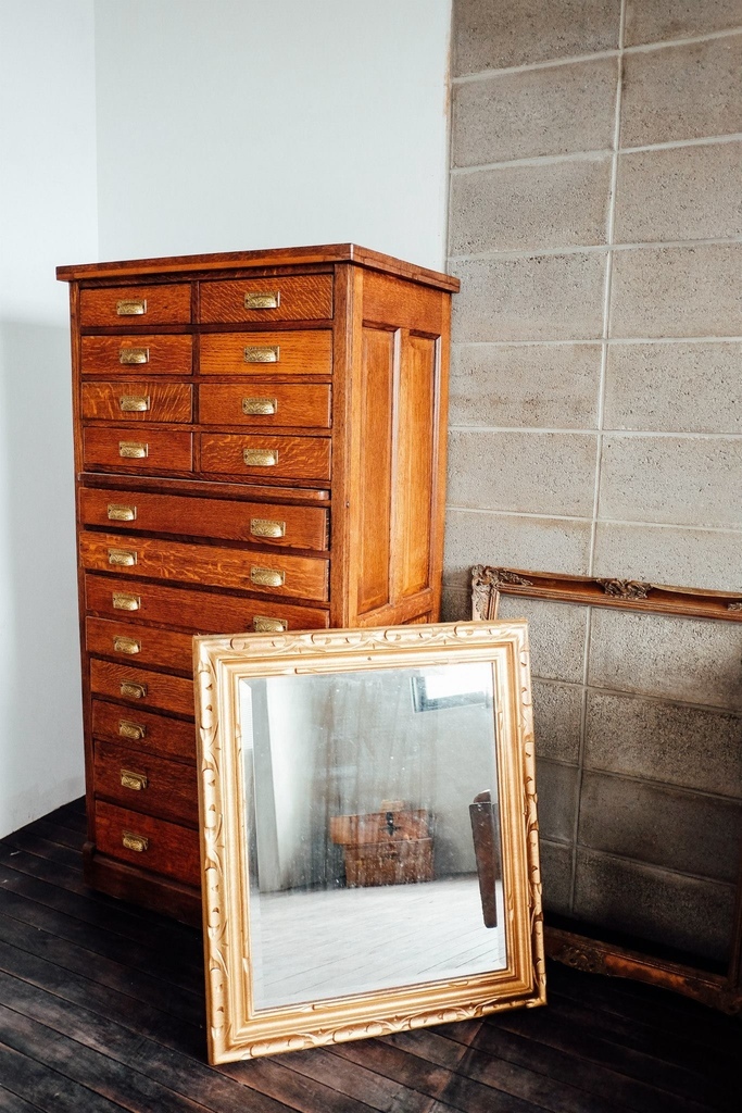 今天棚裡又來了位很討喜的藝人,鬼鬼!!   謝謝她把Motion Extensity 當作自已家 玩的很開心,也讓ME的氣氛high到不行  她還現場來了一段直播  想感受一下開心氣氛的朋友可以看一下喔!!點我點我 但今天還是要先介紹下一個台北婚紗攝影棚景  M6 灰牆  這也是ME 攝影棚的相當有復古味道的一個空間 這次的照片很多喔!!!  因為傢俱擺設一下,風格又大大的不同  可以多參考喔!!!   這個景也是line TV 同樂會 裡面的其中一個臥客喔!!!