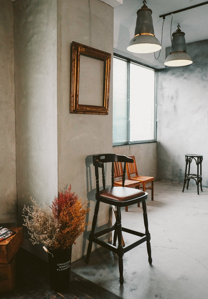 今天棚裡又來了位很討喜的藝人,鬼鬼!!   謝謝她把Motion Extensity 當作自已家 玩的很開心,也讓ME的氣氛high到不行  她還現場來了一段直播  想感受一下開心氣氛的朋友可以看一下喔!!點我點我 但今天還是要先介紹下一個台北婚紗攝影棚景  M6 灰牆  這也是ME 攝影棚的相當有復古味道的一個空間 這次的照片很多喔!!!  因為傢俱擺設一下,風格又大大的不同  可以多參考喔!!!   這個景也是line TV 同樂會 裡面的其中一個臥客喔!!!