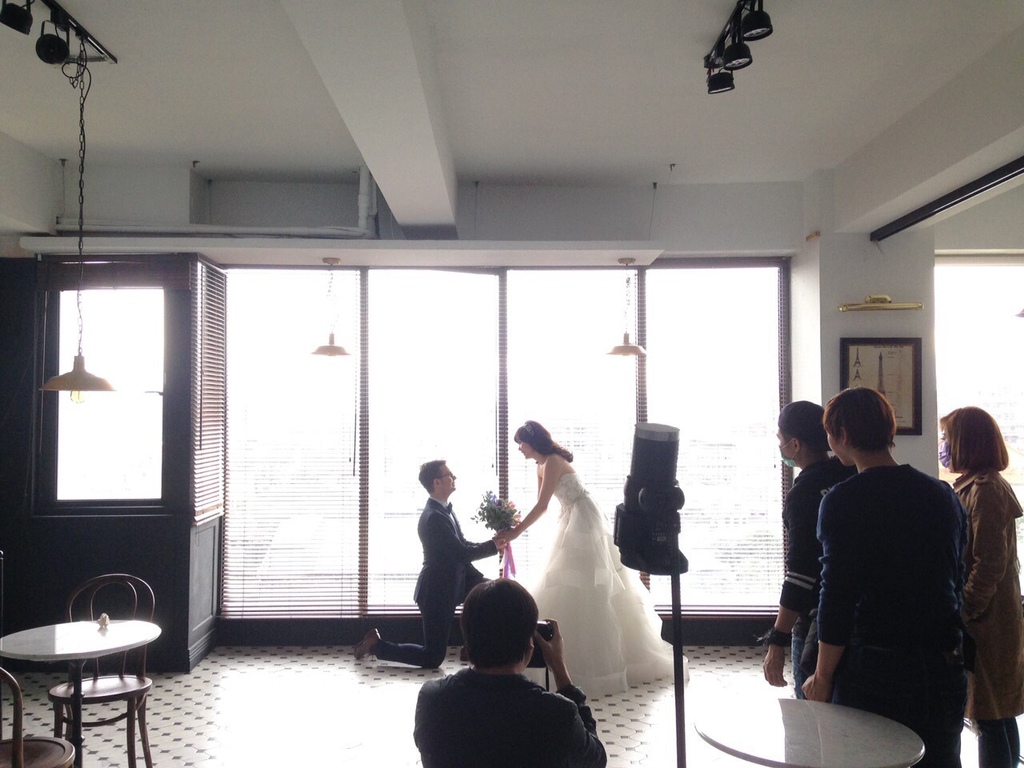 台北有攝影棚出租的地方能一次有九個棚嗎!!!有,就在ME 台北攝影棚出租 每個攝影棚都有大量自然光 讓婚紗拍攝超級美