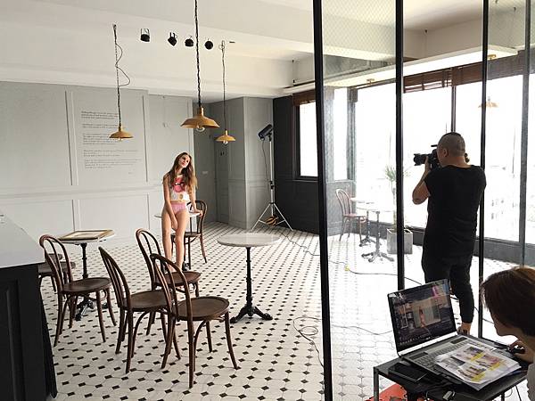 許多的網拍大廠都在ME 網拍攝影棚拍攝出熱銷的商品 更有新婚夫妻來這感受婚紗攝影棚大片落地窗帶來的自然柔光 知名舒潔網路廣告也是在這取景的喔!!! 後面還有八個景要介紹 小助手就在這邊先行告退 讓您想像該如何在ME玩味空間 創造您要的質感與空氣感!!! 許多的網拍大廠都在ME 網拍攝影棚拍攝出熱銷的商品 更有新婚夫妻來這感受婚紗攝影棚大片落地窗帶來的自然柔光 知名舒潔網路廣告也是在這取景的喔!!! 後面還有八個景要介紹 小助手就在這邊先行告退 讓您想像該如何在ME玩味空間 創造您要的質感與空氣感!!!