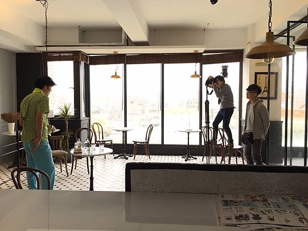 許多的網拍大廠都在ME 網拍攝影棚拍攝出熱銷的商品 更有新婚夫妻來這感受婚紗攝影棚大片落地窗帶來的自然柔光 知名舒潔網路廣告也是在這取景的喔!!! 後面還有八個景要介紹 小助手就在這邊先行告退 讓您想像該如何在ME玩味空間 創造您要的質感與空氣感!!!