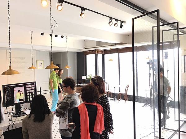 許多的網拍大廠都在ME 網拍攝影棚拍攝出熱銷的商品 更有新婚夫妻來這感受婚紗攝影棚大片落地窗帶來的自然柔光 知名舒潔網路廣告也是在這取景的喔!!! 後面還有八個景要介紹 小助手就在這邊先行告退 讓您想像該如何在ME玩味空間 創造您要的質感與空氣感!!!