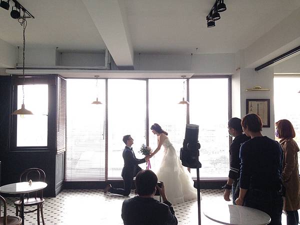 許多的網拍大廠都在ME 網拍攝影棚拍攝出熱銷的商品 更有新婚夫妻來這感受婚紗攝影棚大片落地窗帶來的自然柔光 知名舒潔網路廣告也是在這取景的喔!!! 後面還有八個景要介紹 小助手就在這邊先行告退 讓您想像該如何在ME玩味空間 創造您要的質感與空氣感!!!