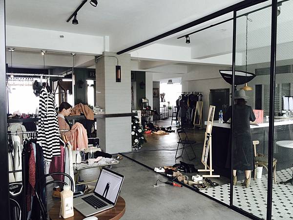 許多的網拍大廠都在ME 網拍攝影棚拍攝出熱銷的商品 更有新婚夫妻來這感受婚紗攝影棚大片落地窗帶來的自然柔光 知名舒潔網路廣告也是在這取景的喔!!! 後面還有八個景要介紹 小助手就在這邊先行告退 讓您想像該如何在ME玩味空間 創造您要的質感與空氣感!!!