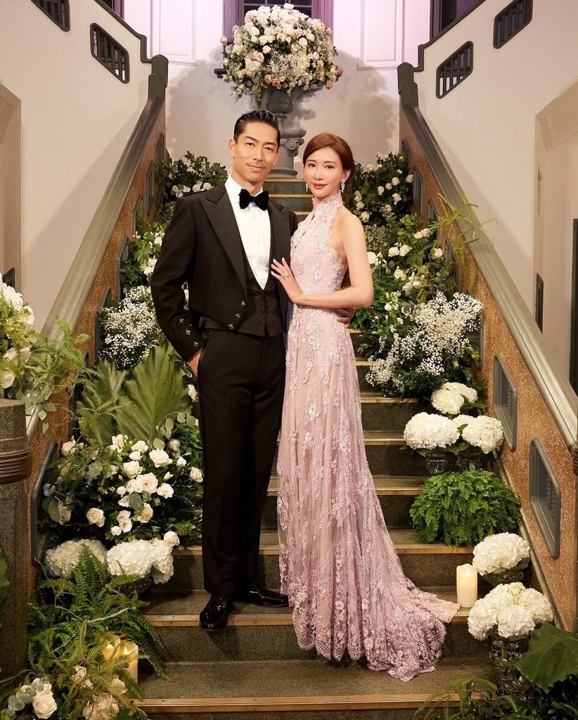 婚宴送客時志玲姐姐穿上了SHIATZY CHEN粉色中式風格婚紗，俐落的立領設計融合古典花朵蕾絲禮服  背後則是露出了志玲姐姐性感美背，用這套性感粉嫩禮服為婚宴劃下完美句點囉～