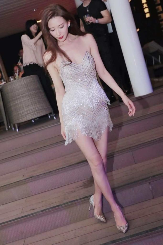 婚禮結束後After Party志玲姐姐穿上台灣品牌NICOLE + FELICIA 銀色流蘇性感風格短禮服，露出一雙纖細長腿及嫩白美肩