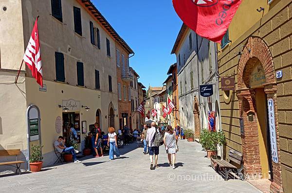 意大利小鎮tuscany montalcino遊記Brunello紅酒之旅.景點Via Giacomo Matteotti