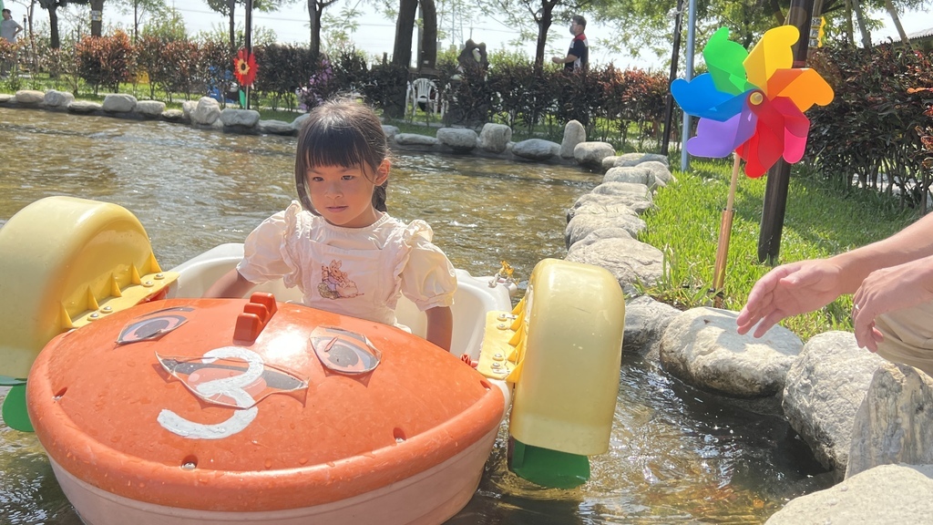 《親子景點》彰化全新長頸鹿休閒農場,玩水、玩沙、電動車還能划 《親子景點》彰化全新長頸鹿休閒農場,玩水、玩沙、電動車還能划