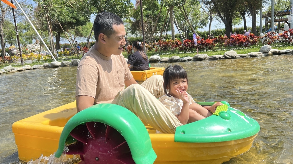 《親子景點》彰化全新長頸鹿休閒農場,玩水、玩沙、電動車還能划 《親子景點》彰化全新長頸鹿休閒農場,玩水、玩沙、電動車還能划