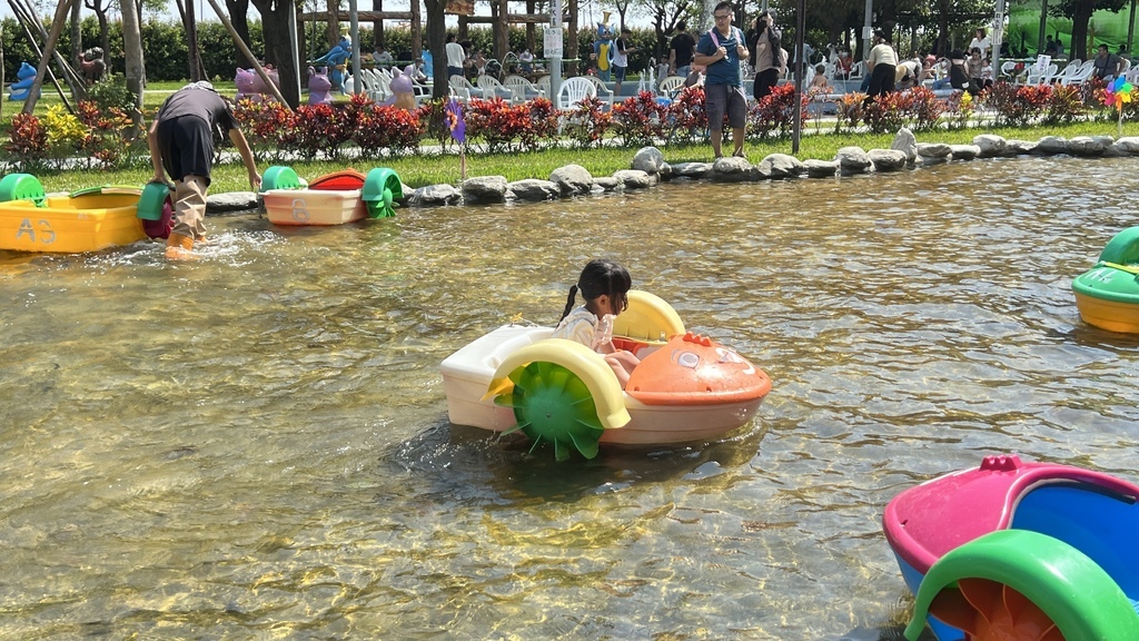 《親子景點》彰化全新長頸鹿休閒農場,玩水、玩沙、電動車還能划 《親子景點》彰化全新長頸鹿休閒農場,玩水、玩沙、電動車還能划