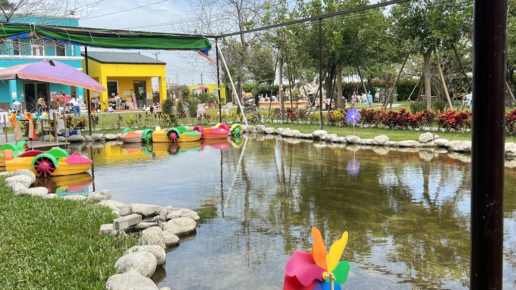 《親子景點》彰化全新長頸鹿休閒農場,玩水、玩沙、電動車還能划 《親子景點》彰化全新長頸鹿休閒農場,玩水、玩沙、電動車還能划