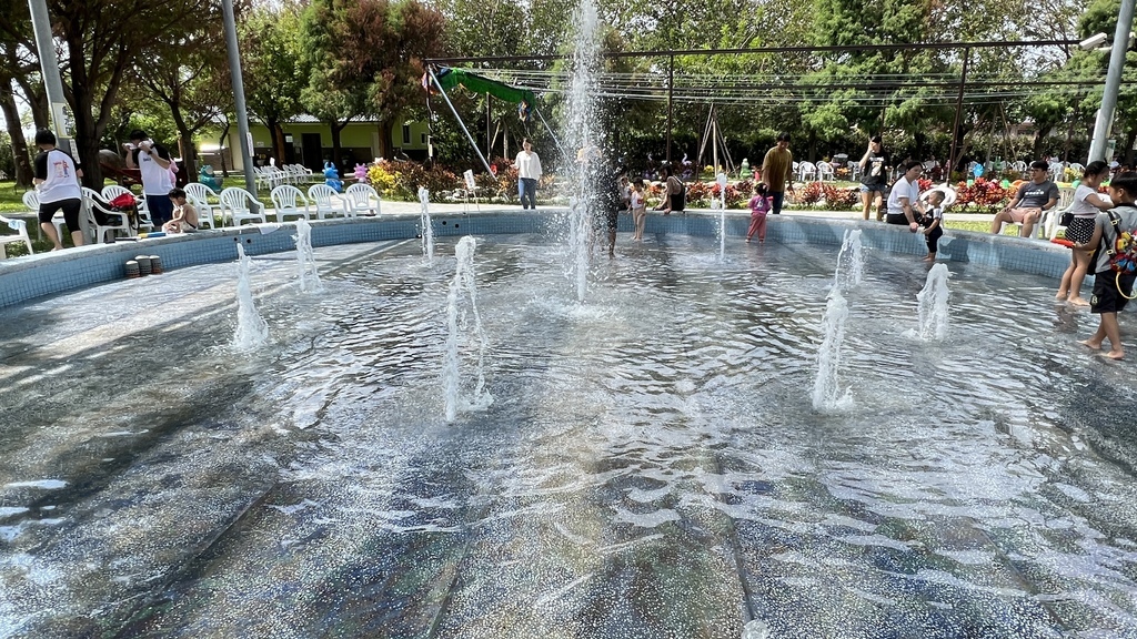 《親子景點》彰化全新長頸鹿休閒農場,玩水、玩沙、電動車還能划 《親子景點》彰化全新長頸鹿休閒農場,玩水、玩沙、電動車還能划