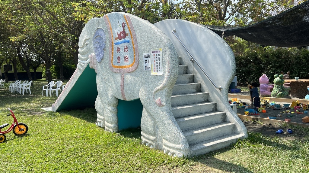 《親子景點》彰化全新長頸鹿休閒農場,玩水、玩沙、電動車還能划 《親子景點》彰化全新長頸鹿休閒農場,玩水、玩沙、電動車還能划