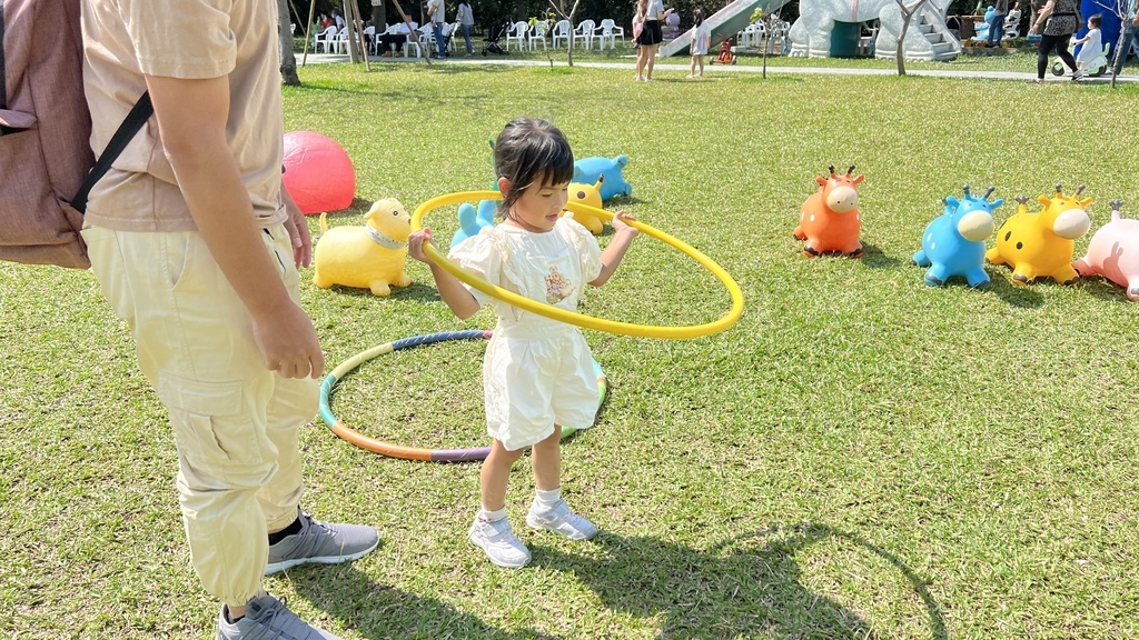 《親子景點》彰化全新長頸鹿休閒農場,玩水、玩沙、電動車還能划 《親子景點》彰化全新長頸鹿休閒農場,玩水、玩沙、電動車還能划