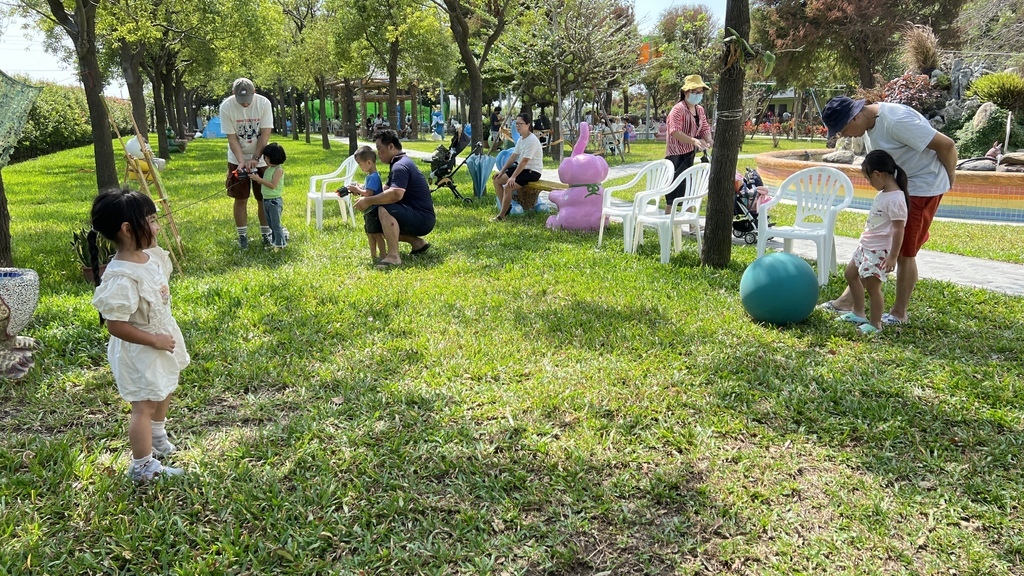 《親子景點》彰化全新長頸鹿休閒農場,玩水、玩沙、電動車還能划 《親子景點》彰化全新長頸鹿休閒農場,玩水、玩沙、電動車還能划