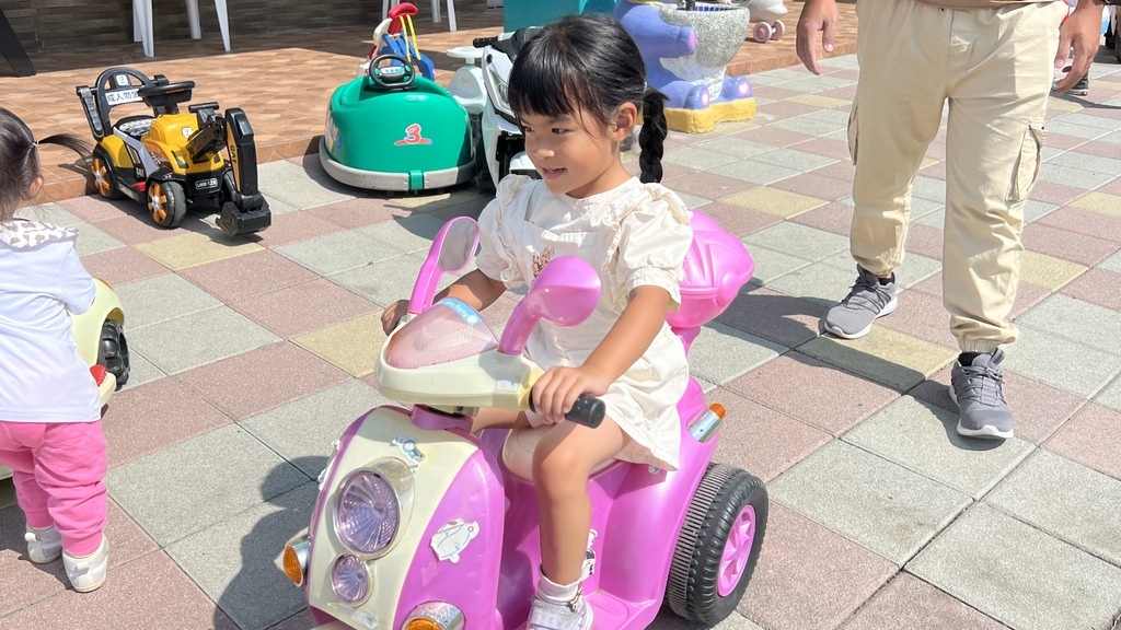 《親子景點》彰化全新長頸鹿休閒農場,玩水、玩沙、電動車還能划 《親子景點》彰化全新長頸鹿休閒農場,玩水、玩沙、電動車還能划