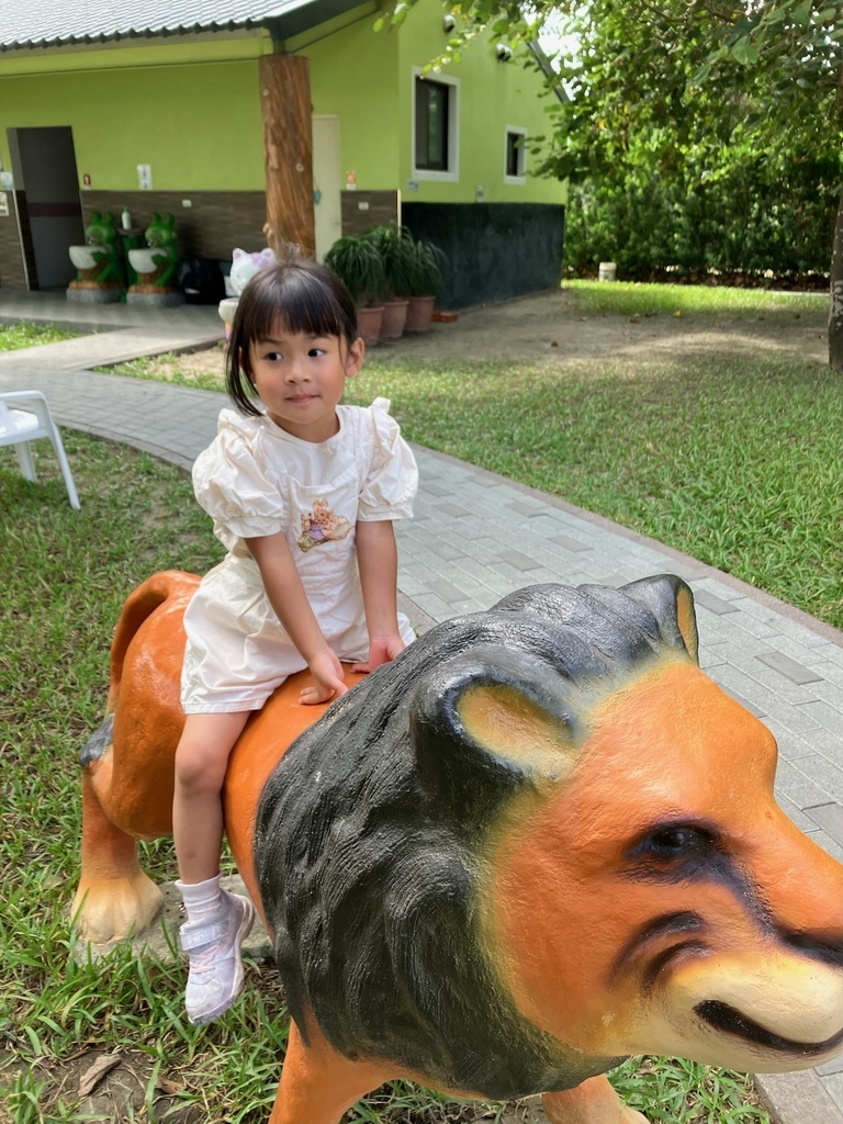 《親子景點》彰化全新長頸鹿休閒農場,玩水、玩沙、電動車還能划 《親子景點》彰化全新長頸鹿休閒農場,玩水、玩沙、電動車還能划