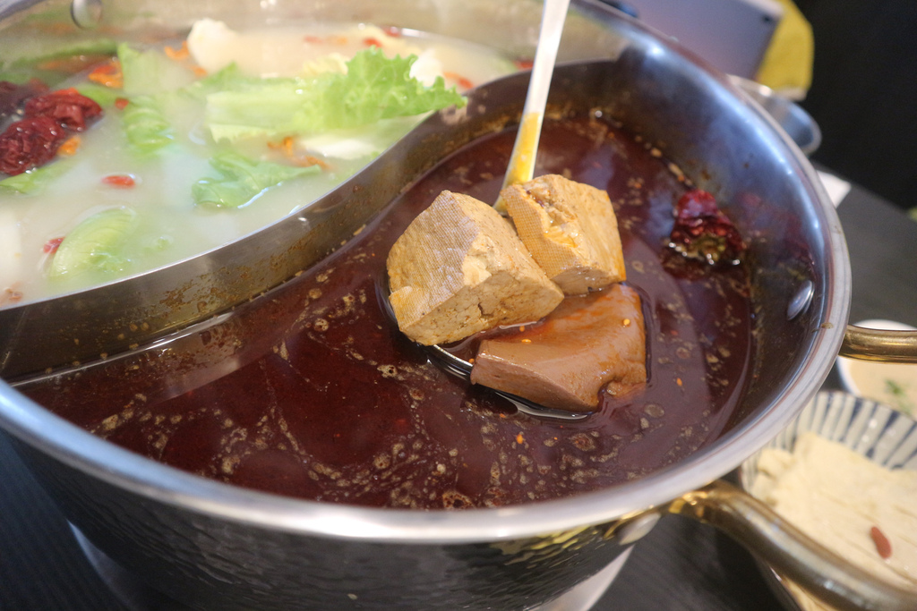 《台中美食》台中洞豆腐麻辣鴛鴦鍋- 古風雅致、火鍋料豐富，中