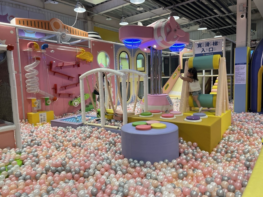 《宜蘭景點》宜蘭室內遛小孩聖地！童樂親子館超好玩！波浪溜滑梯