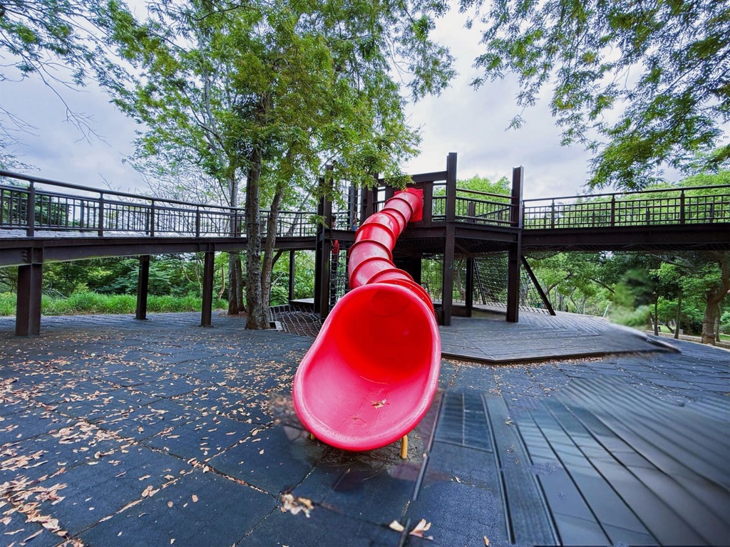 《親子景點》彰化華陽公園大變身！全新森林探險遊戲場，孩子們的