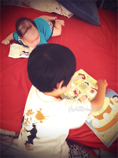 兄弟倆一起看書-01.jpg 兄弟倆一起看書-01.jpg