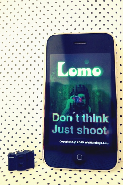 iphone上的app LOMO相機軟 搭配同款 LOMO原廠吊飾 LC-A+ 20% Lomography-01