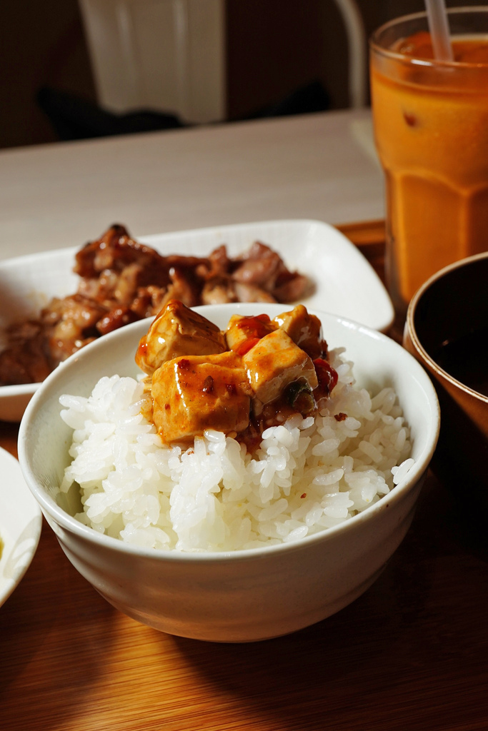 台南東區必吃美食！裕樂亭日式家庭料理&麵食│麻婆豆腐滑順/燒