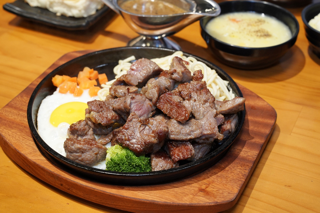 台南平價牛排推薦：安平魔力牛牛排館，大口吃原肉吃海鮮，平價美
