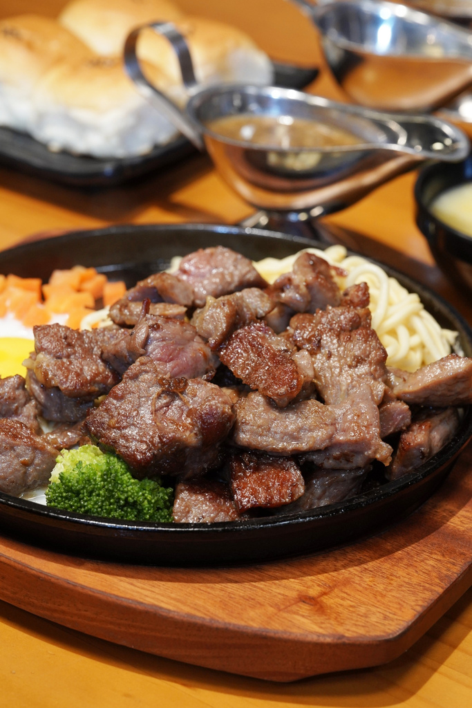 台南平價牛排推薦：安平魔力牛牛排館，大口吃原肉吃海鮮，平價美