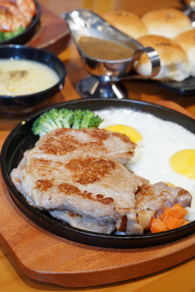 台南平價牛排推薦：安平魔力牛牛排館，大口吃原肉吃海鮮，平價美