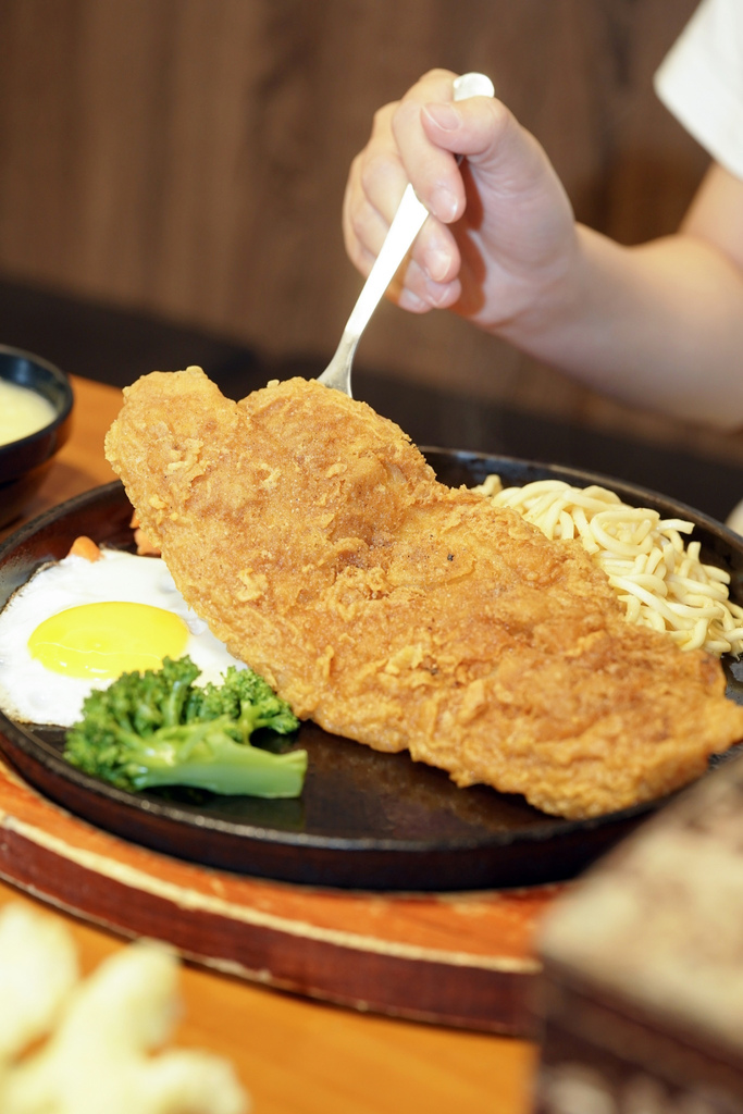 台南平價牛排推薦：安平魔力牛牛排館，大口吃原肉吃海鮮，平價美