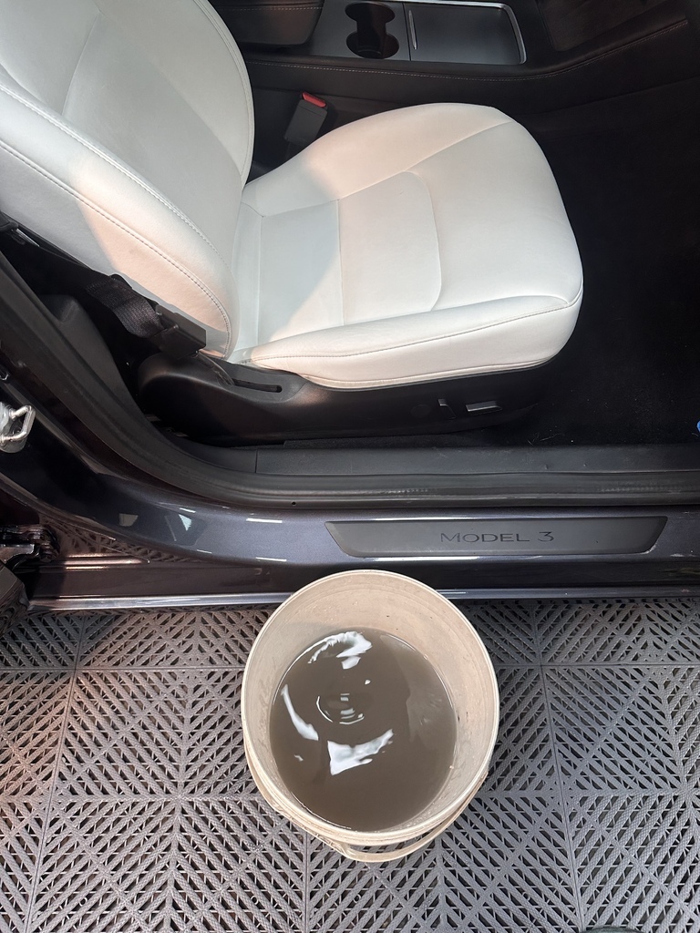 台南內裝清潔推薦│佑鑫汽車美容│特斯拉座椅大翻新│特殊材質內