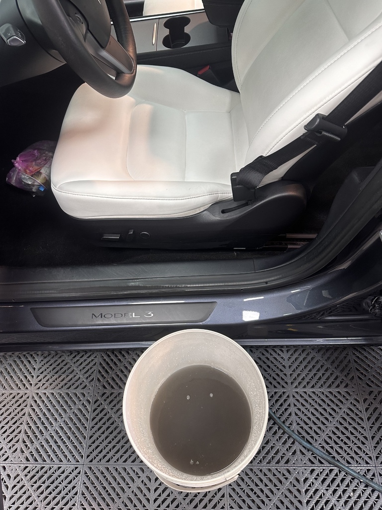 台南內裝清潔推薦│佑鑫汽車美容│特斯拉座椅大翻新│特殊材質內