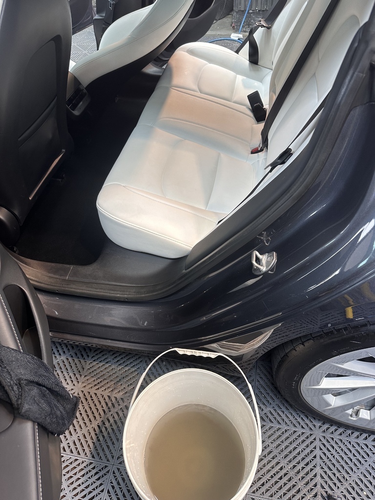 台南內裝清潔推薦│佑鑫汽車美容│特斯拉座椅大翻新│特殊材質內