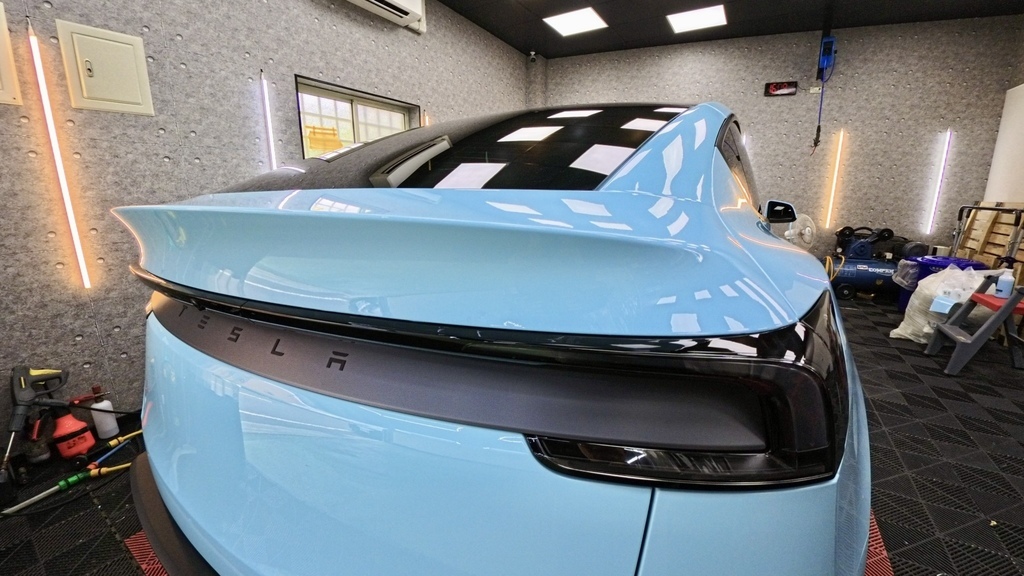 【台南汽車包膜】【 Tesla Model Y 】 冰川藍犀