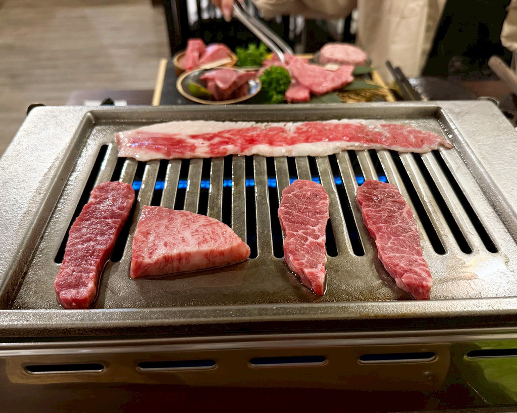 高雄燒肉推薦｜鐵人燒肉氛圍滿分｜精緻和牛盛合套餐｜日本A5和