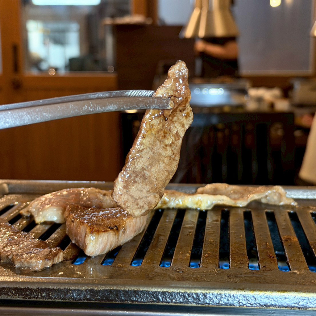 高雄燒肉推薦｜鐵人燒肉氛圍滿分｜精緻和牛盛合套餐｜日本A5和