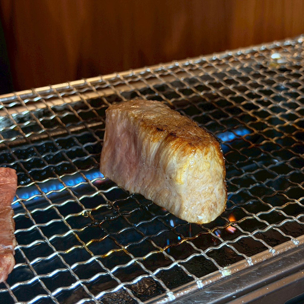 高雄燒肉推薦｜鐵人燒肉氛圍滿分｜精緻和牛盛合套餐｜日本A5和