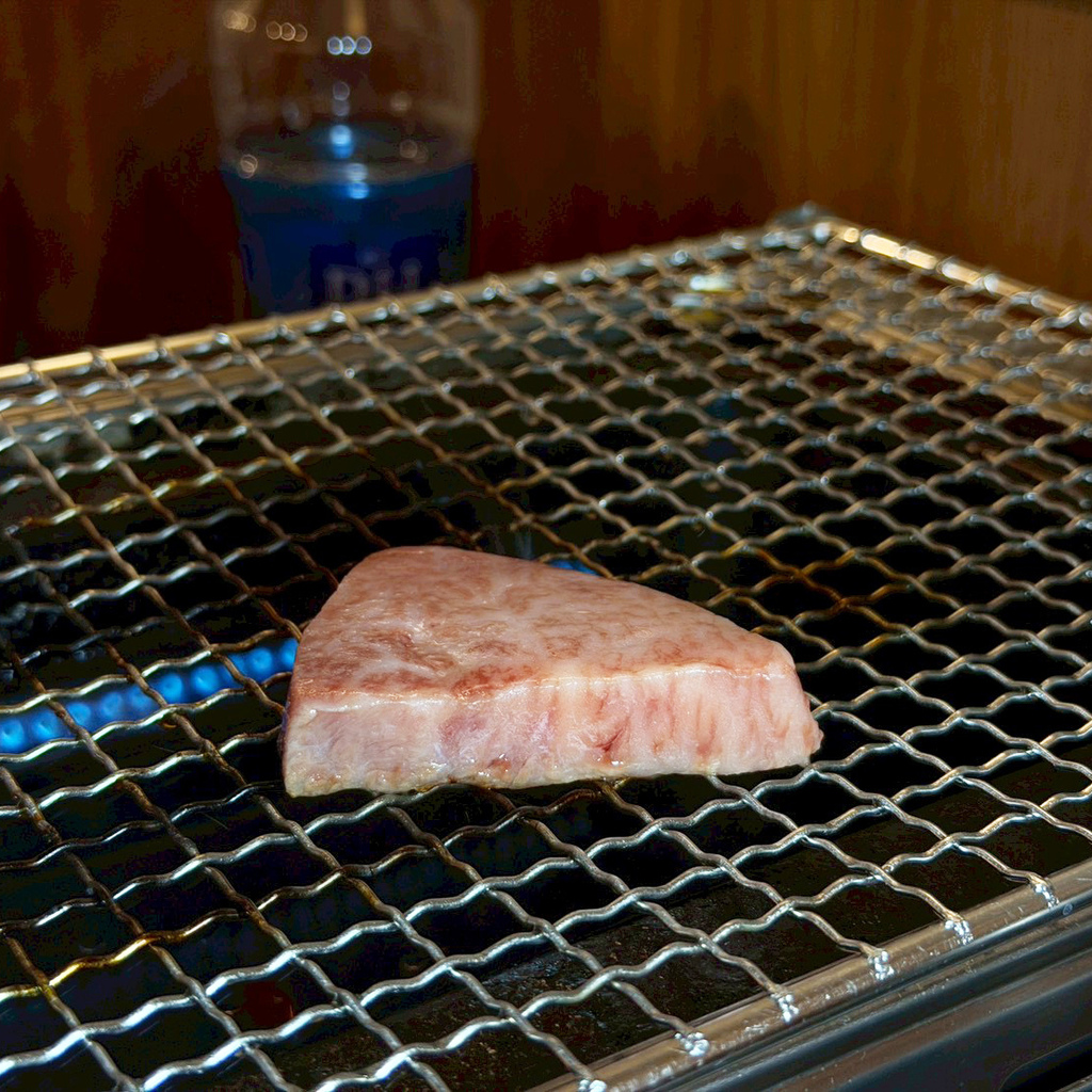 高雄燒肉推薦｜鐵人燒肉氛圍滿分｜精緻和牛盛合套餐｜日本A5和