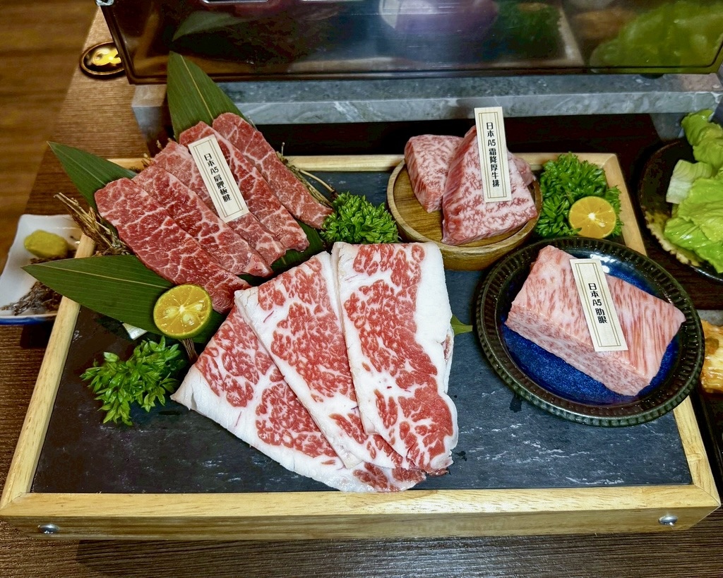 高雄燒肉推薦｜鐵人燒肉氛圍滿分｜精緻和牛盛合套餐｜日本A5和
