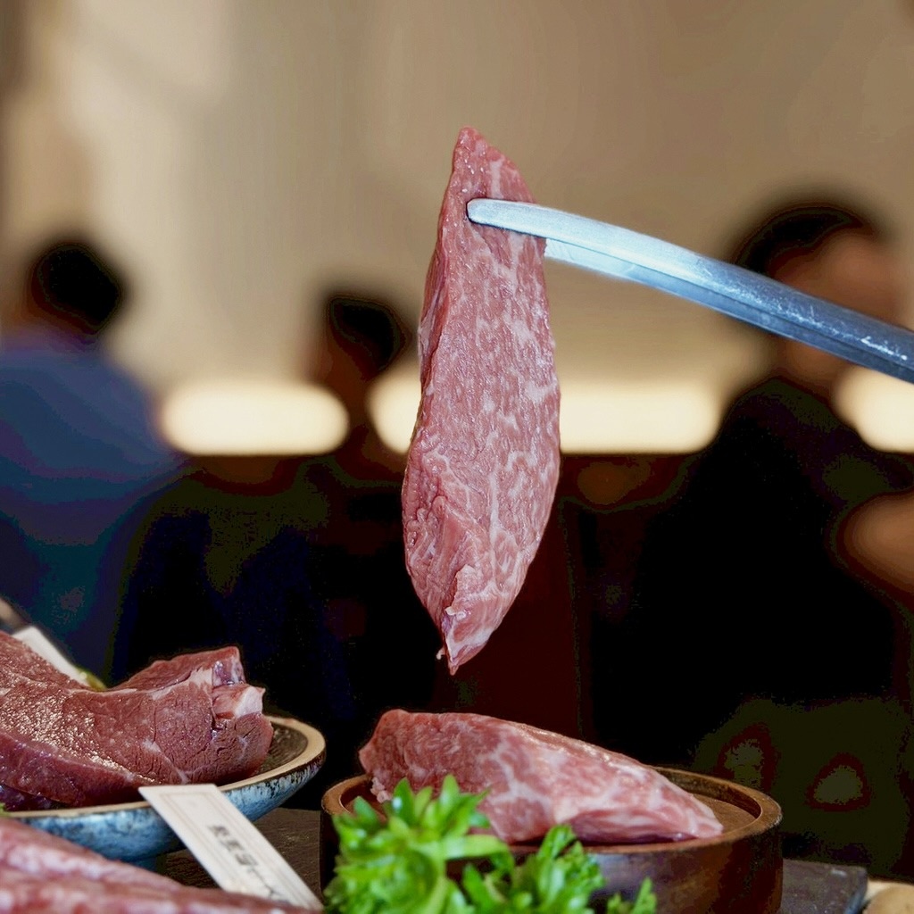 高雄燒肉推薦｜鐵人燒肉氛圍滿分｜精緻和牛盛合套餐｜日本A5和