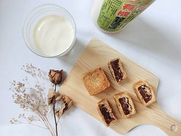 IG_coffee_food-雜糧酥禮盒伴手禮(鳳梨酥口味-桂圓酥口味)+馬可先生有機發芽濃豆漿-02.jpeg