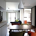 色彩繽紛的餐廳空間  (以灰色牆面打底  櫃體白色簡約加一點木紋  再搭配顏色明亮的家具) 具 療愈 功能的居家空間