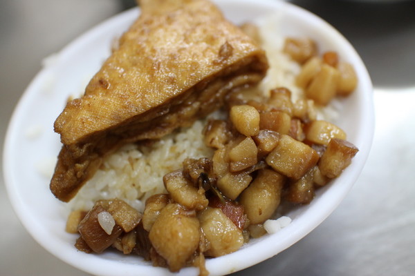 王氏魚皮：{台南}王氏魚皮!~台南人傳統小吃!肉燥飯+虱目魚料理早午餐