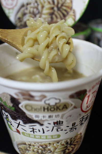 Chef HöKA荷卡廚坊義大利濃湯麵:{宅配美食}荷卡廚坊義大利松露嫩雞風味濃湯麵~少熱量、不油膩~LIGHT~也能好享受! Chef HöKA荷卡廚坊義大利濃湯麵:{宅配美食}荷卡廚坊義大利松露嫩雞風味濃湯麵~少熱量、不油膩~LIGHT~也能好享受!