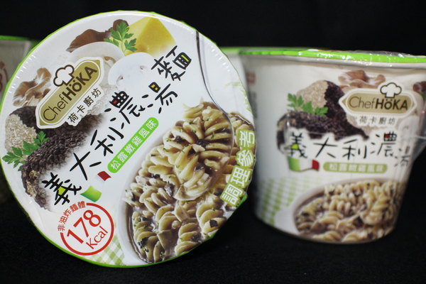 Chef HöKA荷卡廚坊義大利濃湯麵:{宅配美食}荷卡廚坊義大利松露嫩雞風味濃湯麵~少熱量、不油膩~LIGHT~也能好享受! Chef HöKA荷卡廚坊義大利濃湯麵:{宅配美食}荷卡廚坊義大利松露嫩雞風味濃湯麵~少熱量、不油膩~LIGHT~也能好享受!
